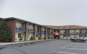 parking przed hotelem w obiekcie Red Roof Inn & Suites Newport - Middletown, RI w mieście Middletown