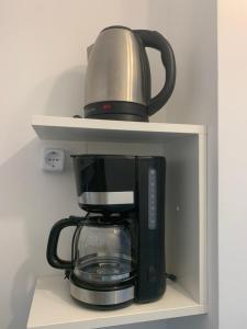 Příslušenství pro přípravu čaje a kávy v ubytování Sauerlandblick - Appartement & FeWo Wickede