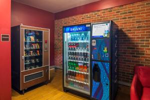 un distributore automatico di bevande accanto a un muro di mattoni di Red Roof Inn & Suites Lake Orion / Auburn Hills a Lake Orion