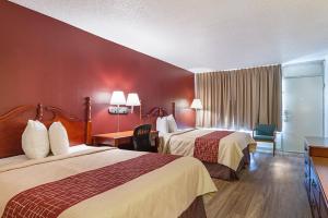 מיטה או מיטות בחדר ב-Red Roof Inn Montgomery - Midtown