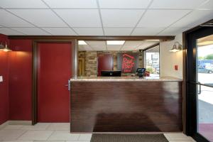 a view of the front of a restaurant with a bar at Red Roof Inn Vermillion - U of South Dakota in Vermillion +27 photos