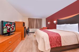 Ένα ή περισσότερα κρεβάτια σε δωμάτιο στο Red Roof Inn & Suites Danville, IL