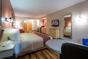 Krevet ili kreveti u jedinici u okviru objekta Red Roof Inn & Suites Philadelphia - Bellmawr