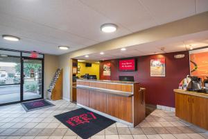 a fast food restaurant with a counter and a counter sidx sidx sidx at Red Roof Inn Indianapolis North - College Park in Indianapolis
