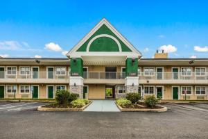 un gran edificio de apartamentos con techo verde en HomeTowne by Red Roof Studios Cincinnati - Sharonville en Sharonville