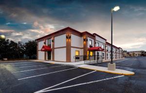 アナポリスにあるRed Roof Inn Annapolisの駐車場内の灯り付き建物