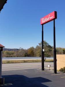 una señal para una posada de comida rápida al lado de una carretera en Red Roof Inn Portsmouth - Wheelersburg, en Wheelersburg