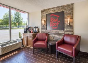 a waiting room with two chairs and a red roof inn sign at Red Roof Inn Dumfries-Quantico in Dumfries