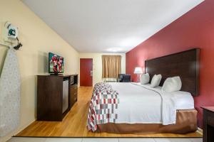 Ένα ή περισσότερα κρεβάτια σε δωμάτιο στο Red Roof Inn Sylacauga