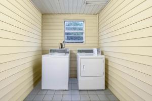 una lavanderia con due lavatrici e un'asciugatrice di Red Roof Inn Sylacauga a Sylacauga