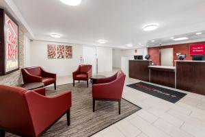 Red Roof Inn PLUS+ Columbus - Worthington tesisinde lobi veya resepsiyon alanı