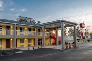 a hotel with a parking lot in front of it at Red Roof Inn Valdosta - University in Valdosta