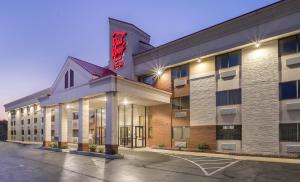 eine Darstellung der Vorderseite eines Hotels in der Unterkunft Red Roof Inn & Suites Cleveland - Elyria in Elyria