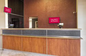 um sinal que diz que aqui estava num aeroporto em Red Roof Inn & Suites Cleveland - Elyria em Elyria