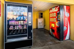 Red Roof Inn Valdosta - University في فلدوستا: آلة الكوكاكولا للمشروبات الغازية بجوار آلة بيع المشروبات