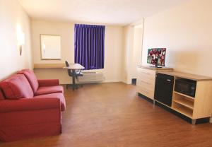 A seating area at Red Roof Inn Somerset, KY