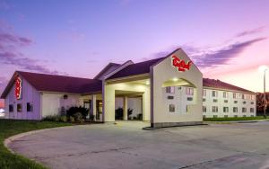 a hotel with a sign on the front of it at Holtoninnandsuites in Holton