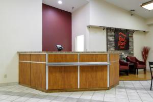 a bar in a waiting room with a red wall at Holtoninnandsuites in Holton