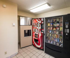 una nevera de coca cola junto a una máquina de refrescos en Red Roof Inn Cincinnati East - Beechmont en Cherry Grove