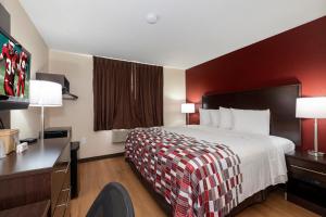 Llit o llits en una habitació de Red Roof Inn Norfolk - Portsmouth