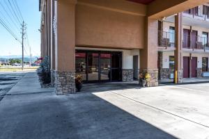 um edifício com entrada para um edifício em Red Roof Inn & Suites Pigeon Forge Parkway em Pigeon Forge