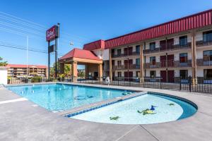 uma piscina em frente a um hotel em Red Roof Inn & Suites Pigeon Forge Parkway em Pigeon Forge