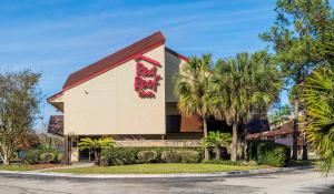 un edificio con un dipinto sul lato di Red Roof Inn Jacksonville - Orange Park a Jacksonville