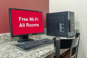 un monitor e una tastiera su una scrivania di Red Roof Inn Houston Brookhollow a Houston