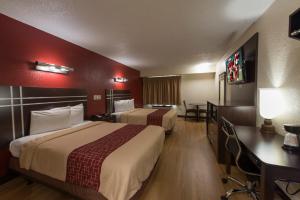 Tempat tidur dalam kamar di Red Roof Inn Houston Brookhollow