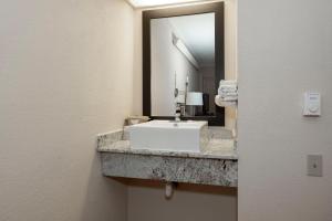 A bathroom at Travelodge by Wyndham Peoria