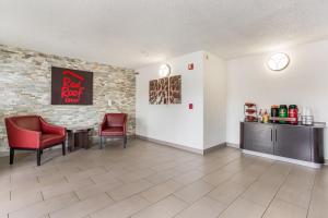 a waiting room at a red roof inn at Red Roof Inn Monteagle - I-24 in Monteagle