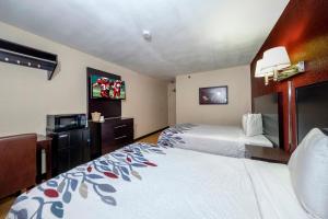 Łóżko lub łóżka w pokoju w obiekcie Red Roof Inn Jacksonville - Cruise Port