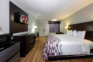 Postel nebo postele na pokoji v ubytování Red Roof Inn Arlington - Entertainment District