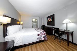 Postel nebo postele na pokoji v ubytování Red Roof Inn Arlington - Entertainment District