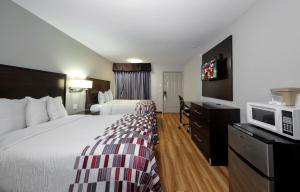 Postel nebo postele na pokoji v ubytování Red Roof Inn Arlington - Entertainment District