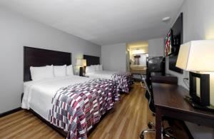 Postel nebo postele na pokoji v ubytování Red Roof Inn Arlington - Entertainment District