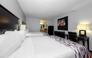 Postel nebo postele na pokoji v ubytování Red Roof Inn Arlington - Entertainment District