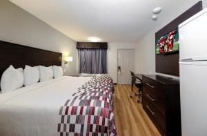 Postel nebo postele na pokoji v ubytování Red Roof Inn Arlington - Entertainment District