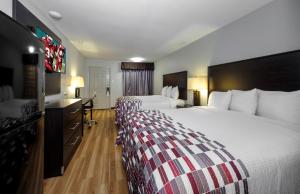 Postel nebo postele na pokoji v ubytování Red Roof Inn Arlington - Entertainment District