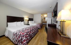 Postel nebo postele na pokoji v ubytování Red Roof Inn Arlington - Entertainment District