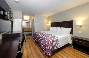 Postel nebo postele na pokoji v ubytování Red Roof Inn Arlington - Entertainment District