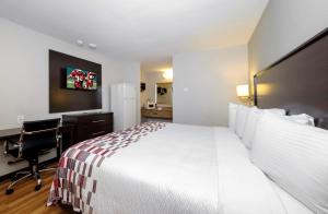 Postel nebo postele na pokoji v ubytování Red Roof Inn Arlington - Entertainment District