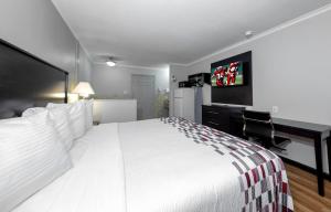 Postel nebo postele na pokoji v ubytování Red Roof Inn Arlington - Entertainment District