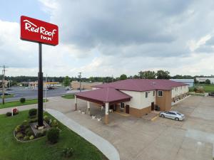 una señal roja de la posada frente a un edificio en Red Roof Inn Paducah, en Paducah