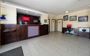 TV a/nebo společenská místnost v ubytování Red Roof Inn Arlington - Entertainment District