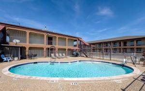 Bazén v ubytování Red Roof Inn Arlington - Entertainment District nebo v jeho okolí