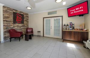 TV a/nebo společenská místnost v ubytování Red Roof Inn Arlington - Entertainment District