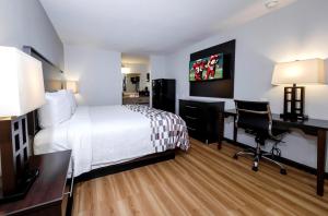 Postel nebo postele na pokoji v ubytování Red Roof Inn Arlington - Entertainment District