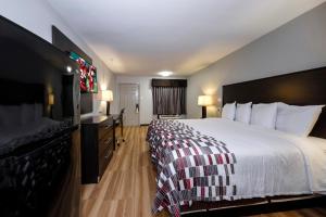 Postel nebo postele na pokoji v ubytování Red Roof Inn Arlington - Entertainment District