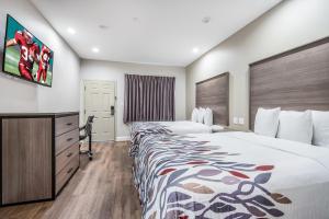 Postel nebo postele na pokoji v ubytování Red Roof Inn Baytown